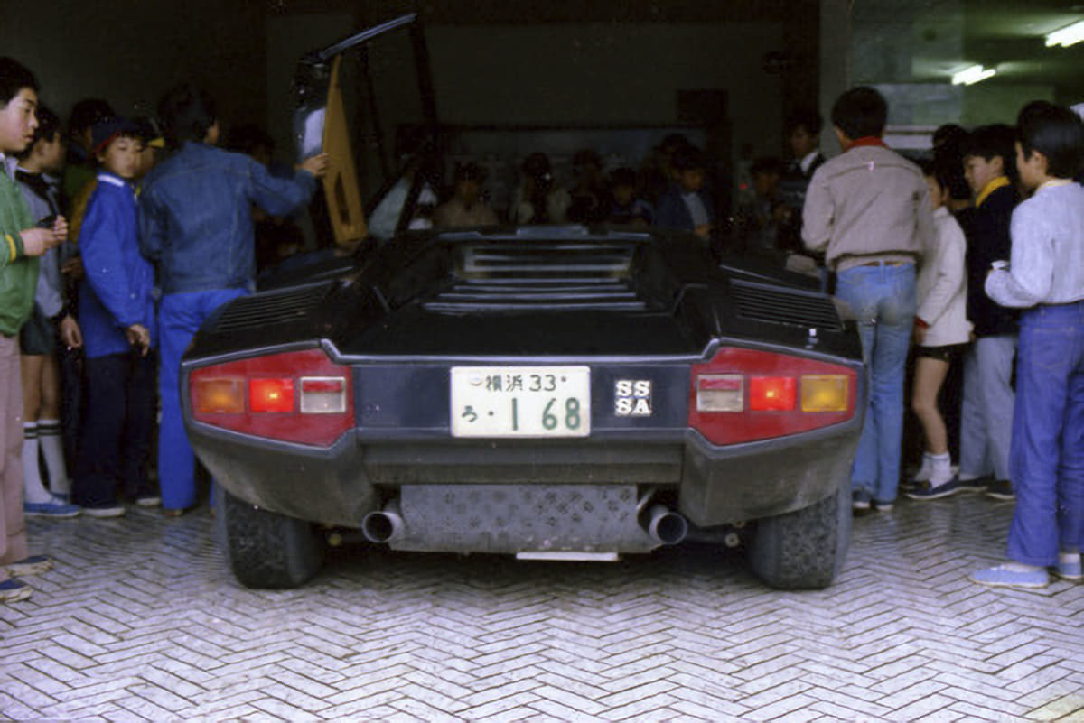 １号車は 野ざらしで保税倉庫に置かれていましたね 伝説の生き証人が語る ランボルギーニ カウンタックlp400 日本上陸秘話 Auto Messe Web 自動車情報サイト 新車 中古車 Carview