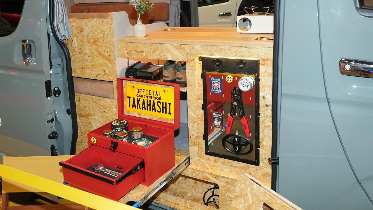 心を掴まれて「グッとくる」ガレージにもカフェにもホテルにもなるキャンピングカー。