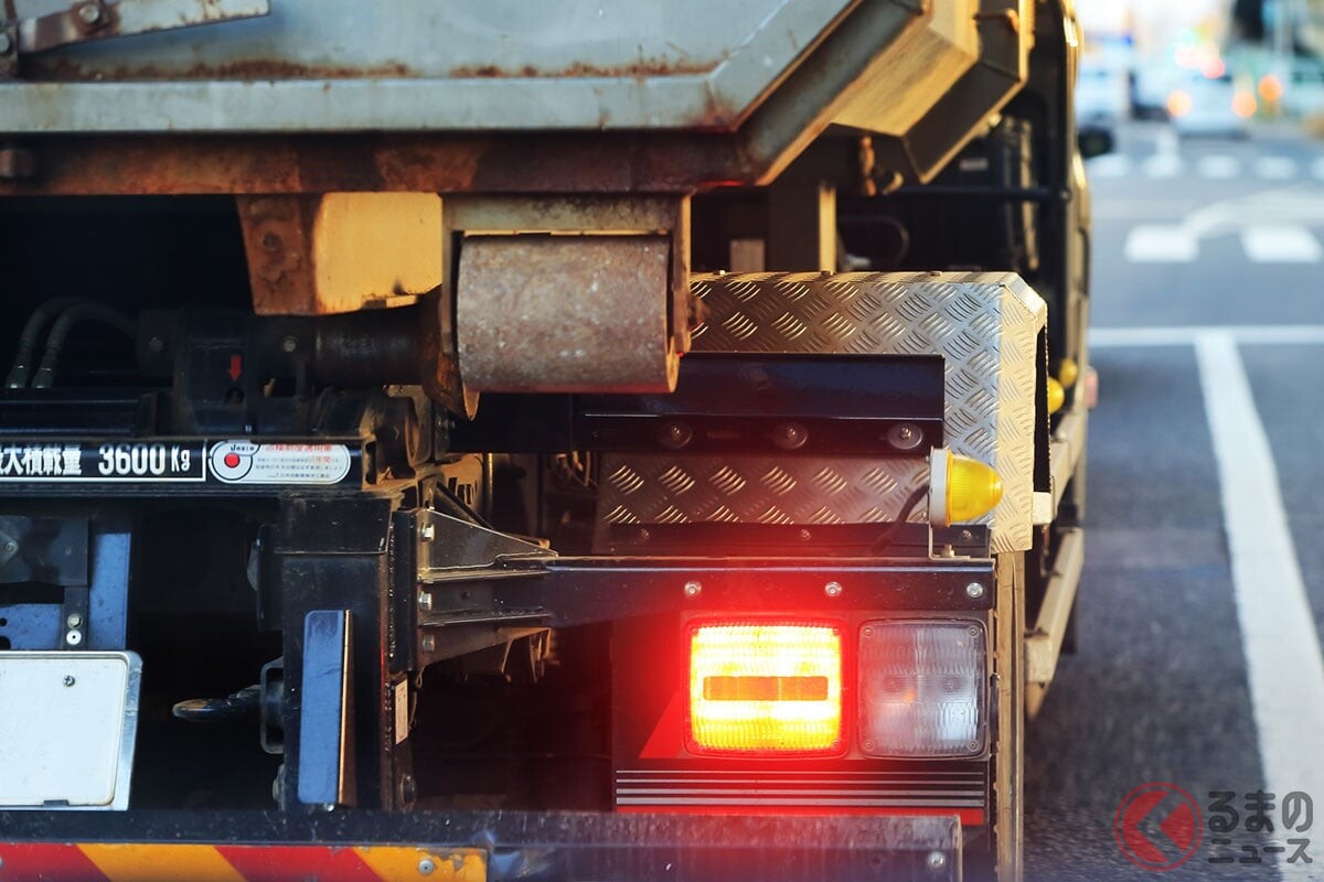 「検挙しました！」 超キケンな“残土爆積み”ダンプ＆「改造大型トラック」をその場で摘発！ 国道4号で「一斉取り締まり」実施し“悪質違反者”を排除！ 茨城県警が街頭検査を公開