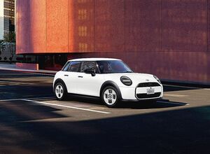 BMWジャパン、「ミニ・クーパー」にエントリーグレード「Cセレクト」追加　365万円から