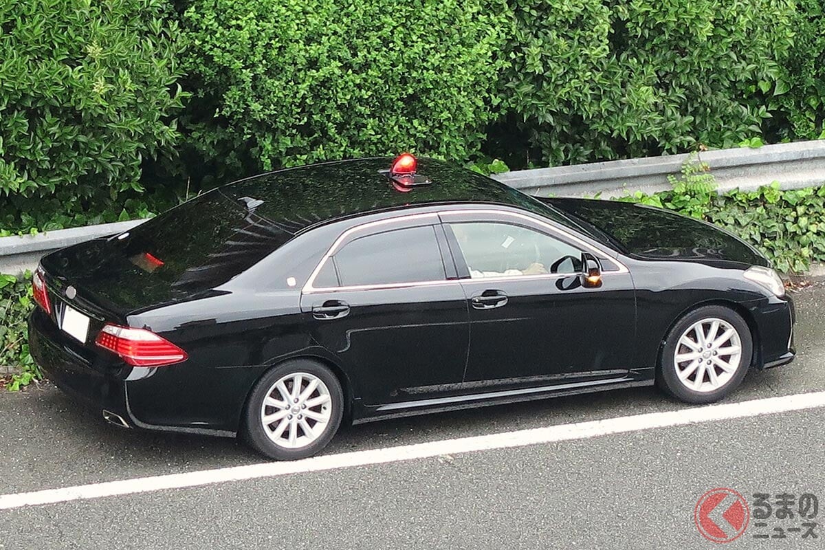 「まさかお前が…!?」 ちょっと怖い「覆面パトカー」すぐ見分ける方法とは！ 一般車との「決定的な違い」はどこにある？