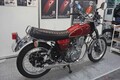 生産終了後も根強い人気を誇るヤマハ「SR400」 初期型の細身のスタイルを忠実に再現した「トラディショナルナロータンク for SR400 (FIモデル)」今秋発売