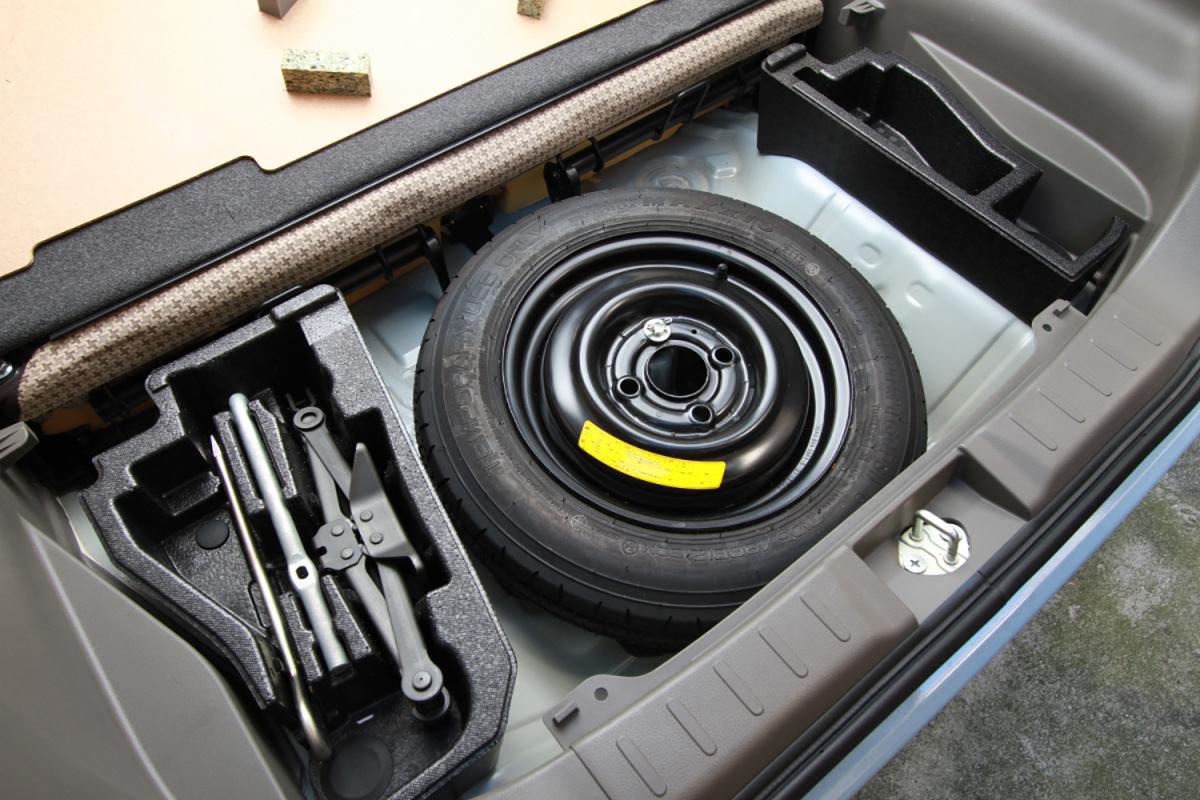 カムリ AXVH70 車載工具 トランク内 スペアタイヤ - メルカリ