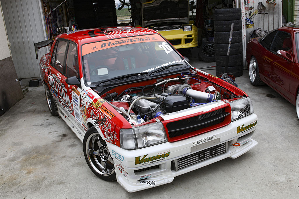 タクシーベースでd1gp参戦 ドリフトスペックに鍛え上げられたsxs11yコンフォート Option Back Number Web Option 自動車情報サイト 新車 中古車 Carview