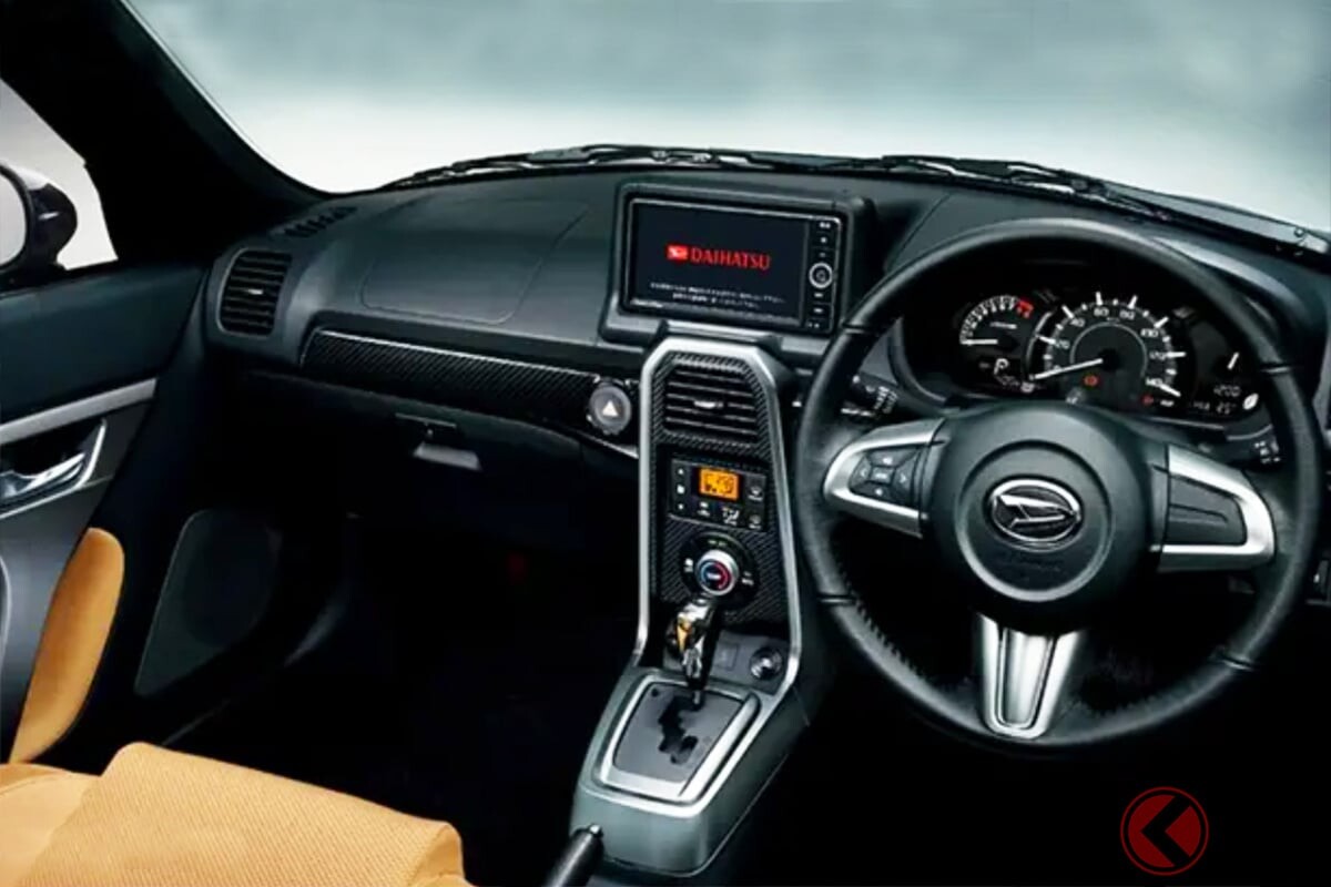 ダイハツ最新「“2人乗り”スポーツカー」に大反響！ 「200万円以下で買えるのは魅力的」の声も！ 映える“ベージュ内装”もイイ！ 「リッター20キロ」近く走る低燃費な「コペン」最安モデルに熱視線！