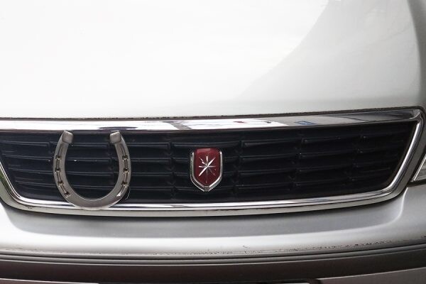 ゲン担ぎ？ 競馬好き？ なぜクルマに「馬のひづめ」ついてた もはや昭和カスタム文化どんな意味が
