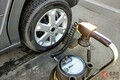 タイヤの「空気圧」“少し高め”が良い理由は？「高すぎ・低すぎ」NG！ どれくらい高めがベストなのか？