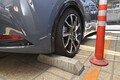 駐車枠に収めようと思ったら……ガリッ！　頼むから駐車場に「輪留めの高さ」表記しません？