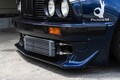 「パンデム仕様のBMW E30がカッコよすぎる件！」心臓部はE46M3の直6ユニットが与えられた本気のチューンドだった！