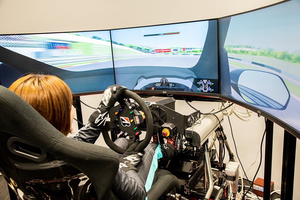 モータースポーツをゲームで練習 レース参戦を目指す初心者女子3人の奮闘記 ゲームから始まるモータースポーツ参戦計画 1 Le Volant Carsmeet Web 自動車情報サイト 新車 中古車 Carview