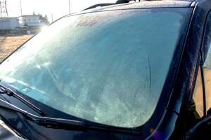 なぜ車の窓には「黒縁」があるのか？ 知られざる機能と業界競争の行方