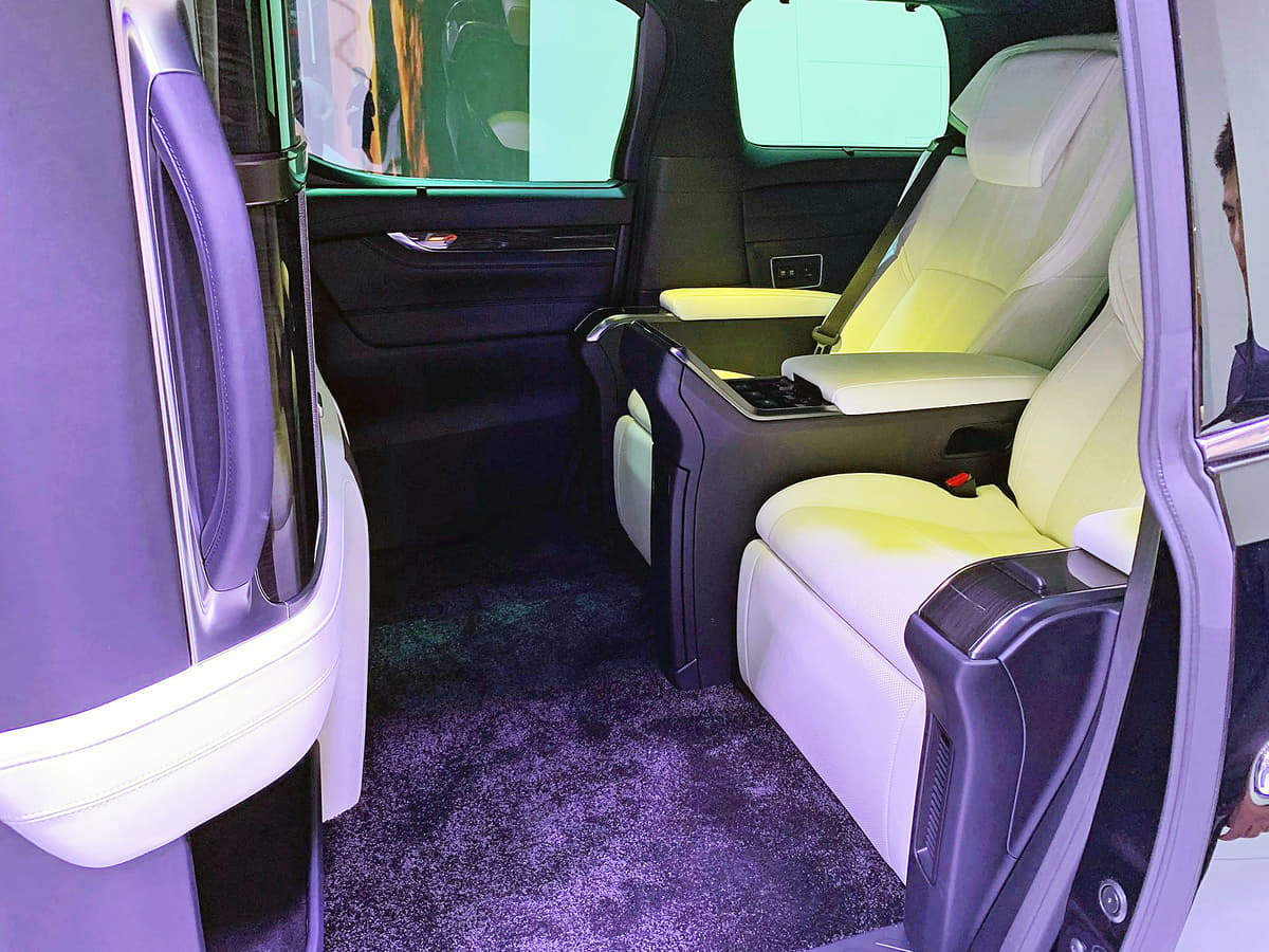 レクサス初のミニバン Lm は1000万円超 究極のおもてなしをする4人乗り仕様を設定 Auto Messe Web 自動車情報サイト 新車 中古 車 Carview