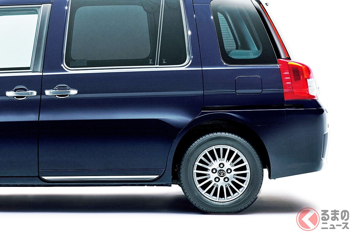 トヨタ「“新”JPN TAXI」発表！ 左だけスライドドア×斬新レトロなデザイン採用！ ちょうどいい“5ナンバーサイズ”ボディで装備向上！ 「タクシーの定番」改良し発売