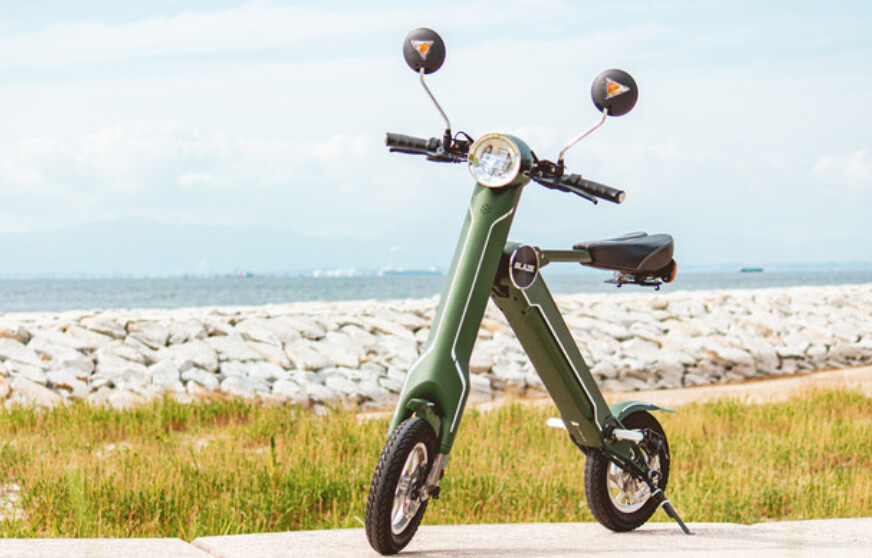 公道も走れる！家庭用コンセントで充電できる小型折りたたみ電動バイク「BLAZE SMART EV」