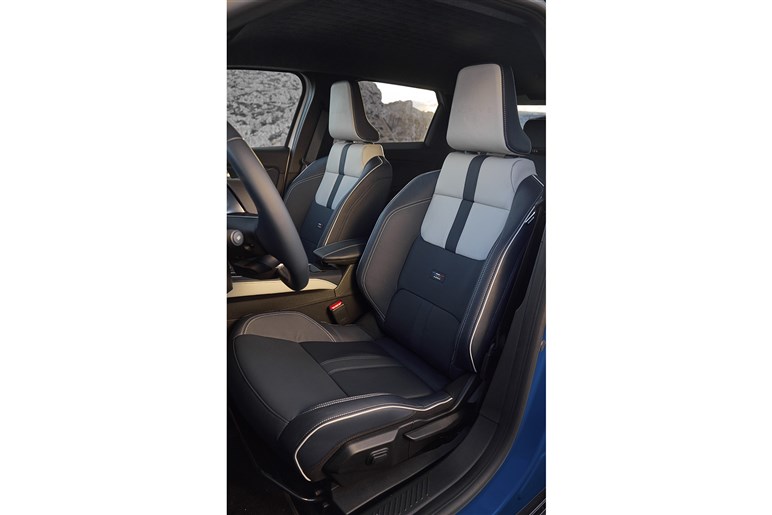 【見た目もゴツい！】新型「サンク」の高性能版「アルピーヌ A290」は意外な快適系。日本に入って来る？