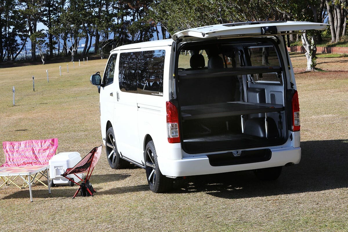 車中泊＝長距離ドライブ、乗り心地が良くなきゃ嫌でしょ！　ハイエースに快適な“足”と“ギア”を装備した納得のコンプリート