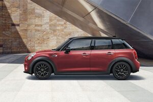 ファミリーの主力『ミニ 5ドア』に、初導入カラーの限定車“ローズウッド・エディション”が登場