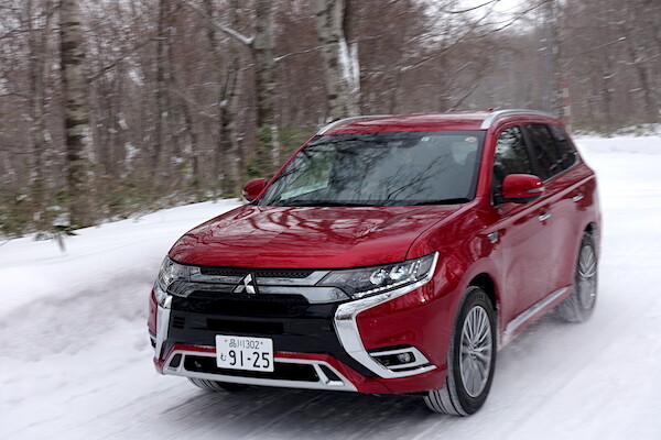 三菱アウトランダーPHEV 絶大な安心感をもたらすS-AWC雪上走行性能（2.4L＋ツインモーター/AWD）