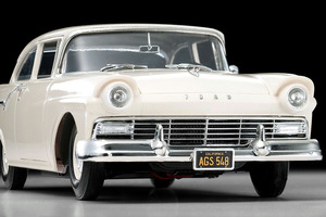 シンプル！虚無！最廉価モデルの簡素な姿を味わう、レベル製プラモ「1957年型フォード・カスタム」【モデルカーズ】