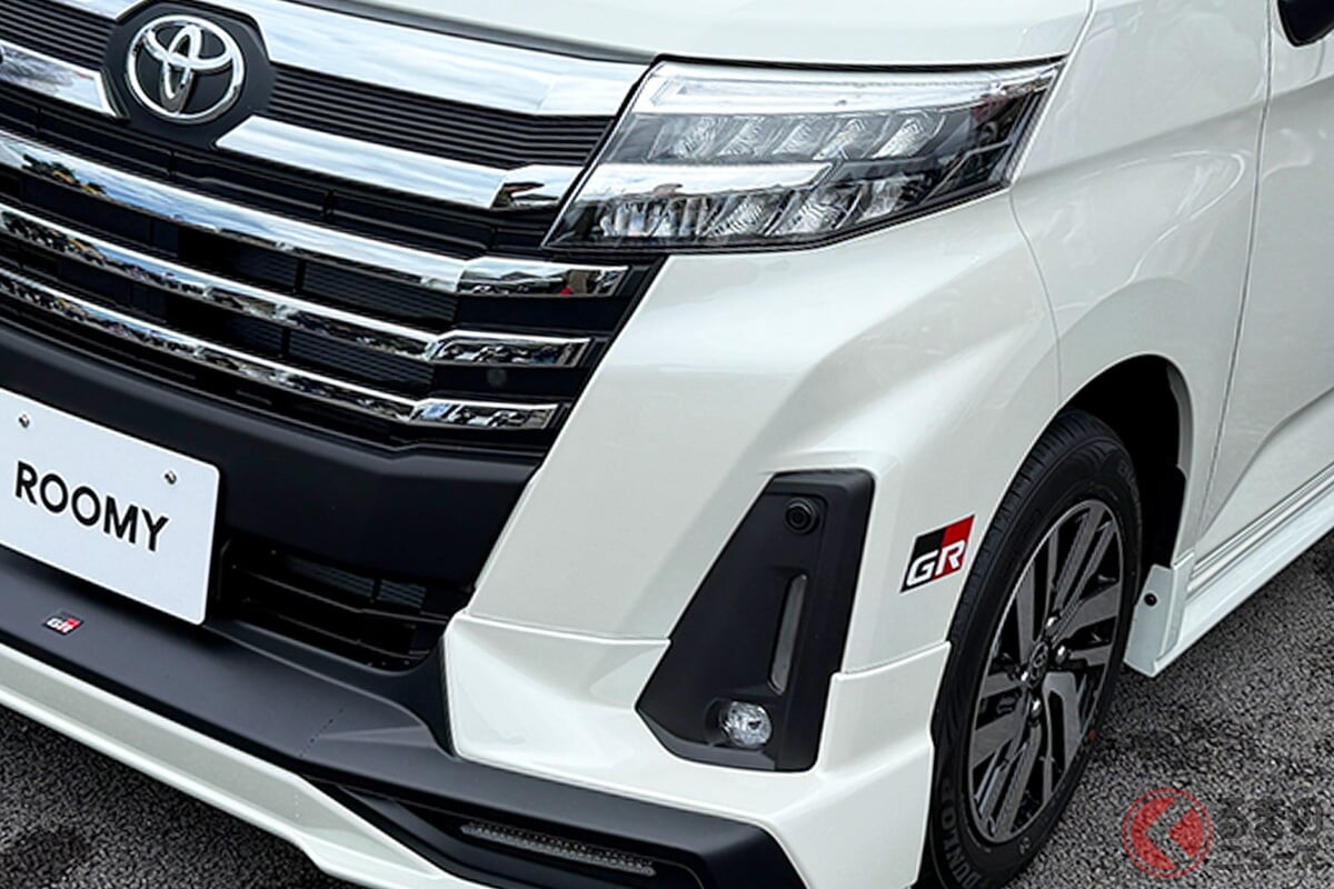 トヨタ「凄いルーミー」を実車展示！ まさかの「“GR”専用エアロ」装備で超カッコイイ！ ド迫力な“大型キラキラグリル”を活かしたスポーティ仕様の「小型ワゴン」公開！