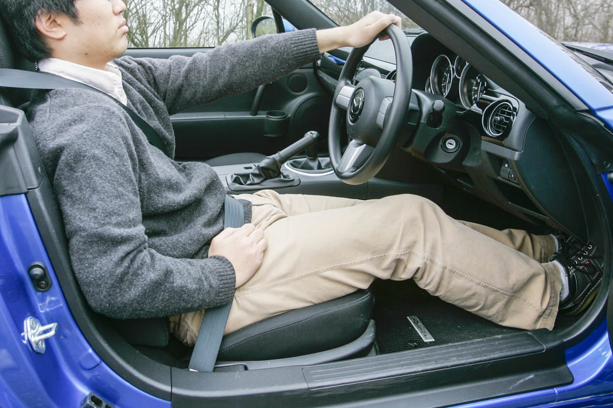 ハンドルを持つ位置は10時10分 は間違い 本当に運転が上手くなる ドライビングポジション とは Auto Messe Web 自動車 情報サイト 新車 中古車 Carview
