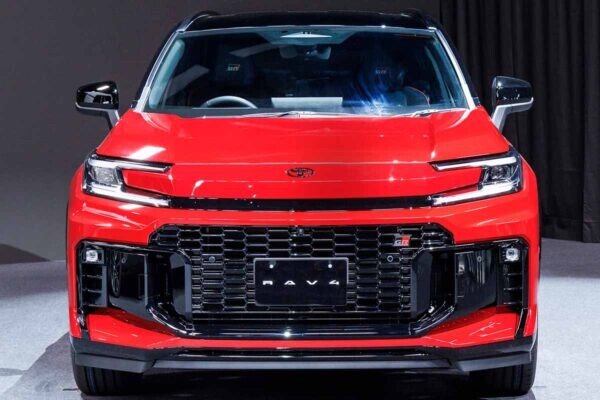 「これは売れる」「サイドビュー良いね」 世界初公開「新型RAV4」の注目はスポーティ仕様？ トヨタ最新SUVに反響続々