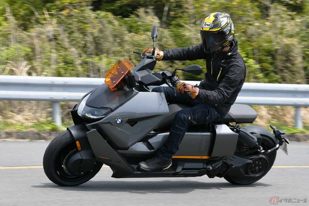 スーパーカー並みの加速力やエンブレを実現!?　BMW Motorradの電動スクーター「CE 04」のSFアニメみたいなスタイルは伊達じゃなかった!!