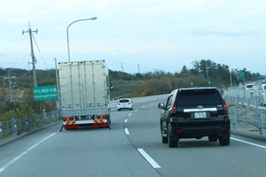 事故も起きにくいしあおり運転被害も避けられる！　高速道路に不慣れな人は「大型トラックの後ろ」をついていくと安心だった