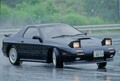 希少なロータリーエンジン搭載車「マツダRX-7」の魅力や中古車市場での人気ぶりとは