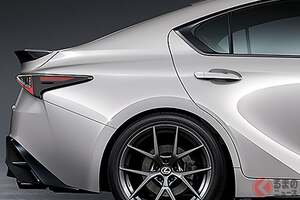 12年目の大幅刷新！ レクサスの新型「スポーツ“セダン”」に大反響！ 全長4.7mボディ×「“新”スピンドルグリル」採用に「この顔カッコイイ」の声！ 2026年登場の新「IS」が話題に