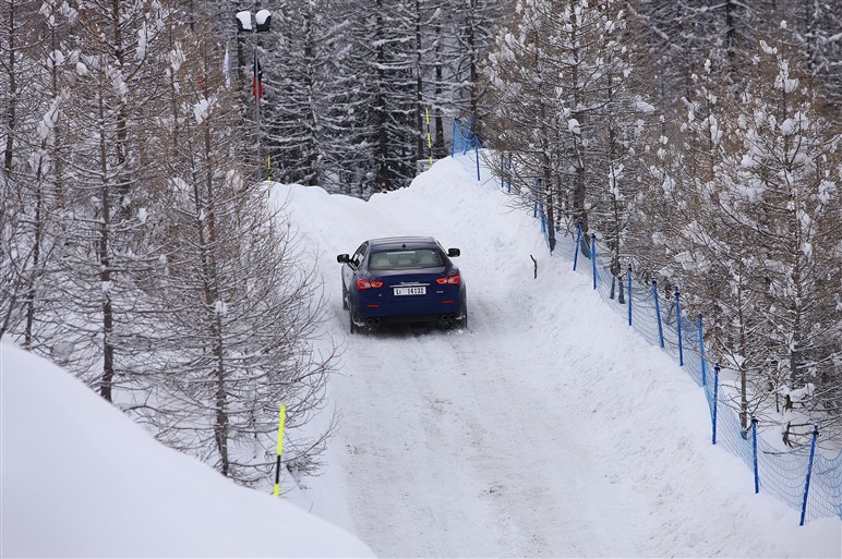 マセラティ初の4WD、「Q4」で雪上を走る！
