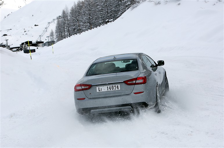 マセラティ初の4WD、「Q4」で雪上を走る！