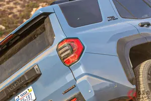 トヨタ新「“７人乗り”SUV」がスゴイ！ “15年ぶり”全面刷新の6代目「ハイラックス“サーフ”後継機」に新モデル！  旧車デザインも採用の米国「フォーランナー」とは