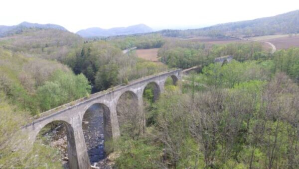 「廃線」じゃない！ 85年間いちども「列車が走らなかった」巨大鉄道橋が倒壊の危機 町が寄附募る