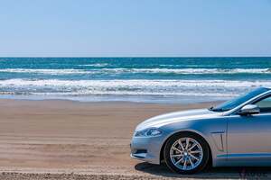 なぜ軽自動車も観光バスもスタックしないの!? 世界的にも珍しい 波打ち際の砂浜をドライブできる「千里浜なぎさドライブウェイ」を走ってみた