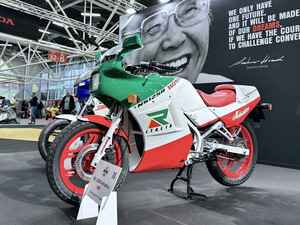 ボローニャの古典車ショー「アウト・エモト・デポカ2025」。イタリア人日本車ファンの熱き語りと共に