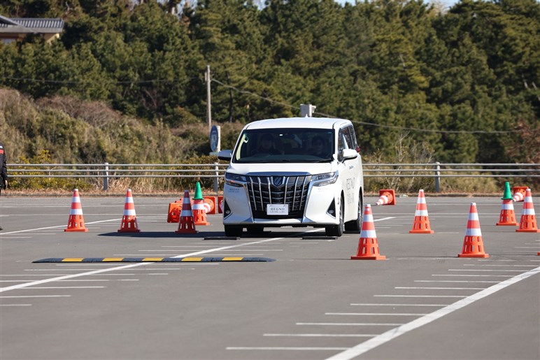 【アルヴェルオーナー必見】「レグノ」の新作「タイプRV」は、後席の快適性爆上がり＋運転も楽しめるタイヤだった