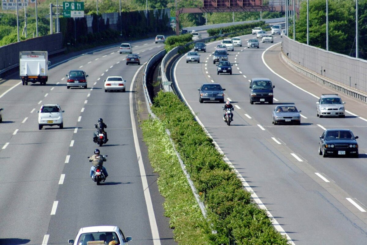 バイクの「高速料金半額」が実現！ なぜ期間や距離が限定なのか国交省に理由を聞いた