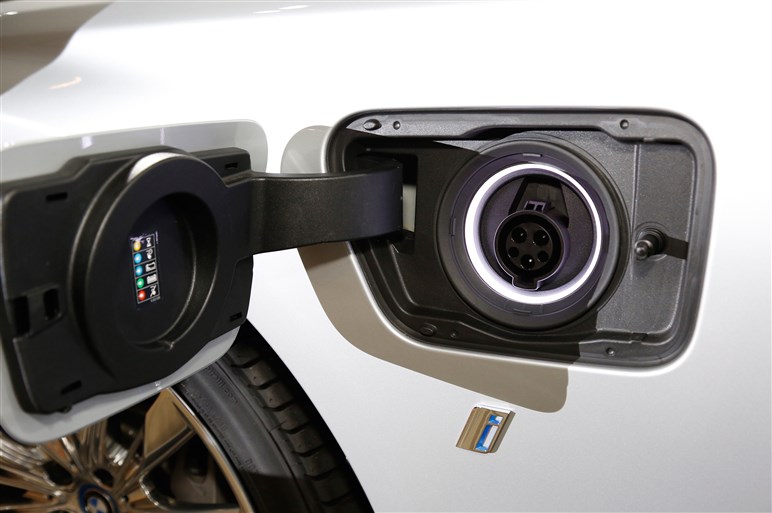 BMW 7シリーズに新たなPHVを追加。740e iパフォーマンスを発売