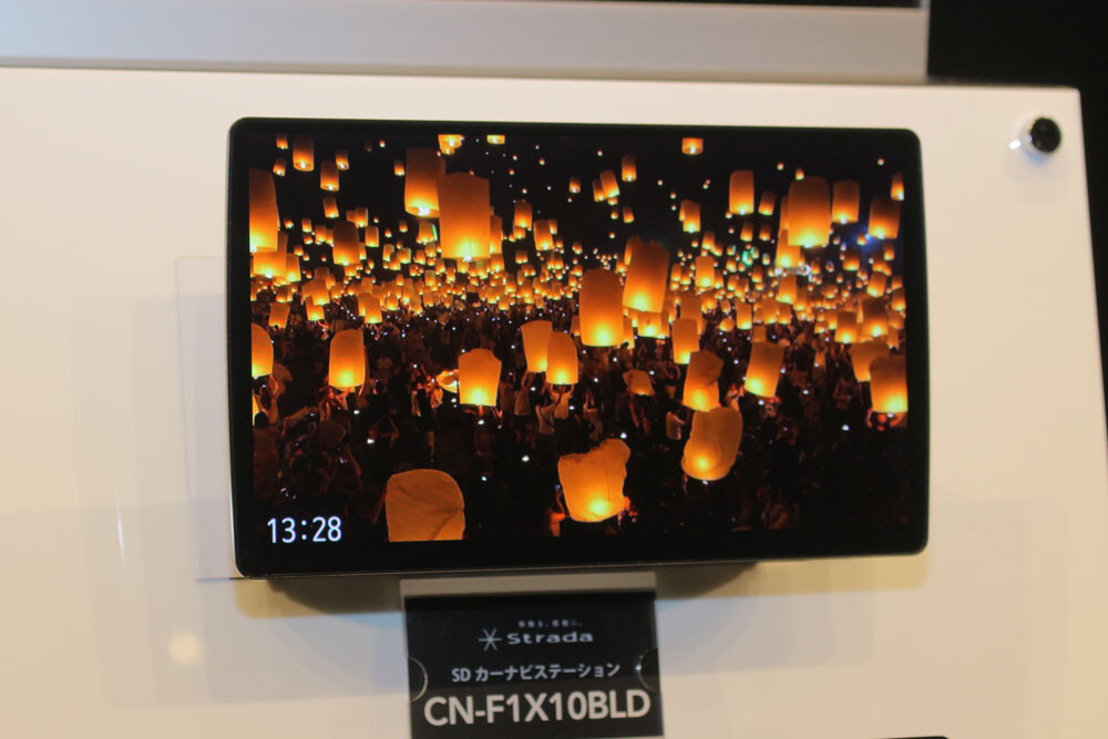 薄さ、4.7mm】10インチ大画面ナビ、有機ELディスプレイに 薄さ、4.7mm】10インチ大画面ナビ、有機ELディスプレイに