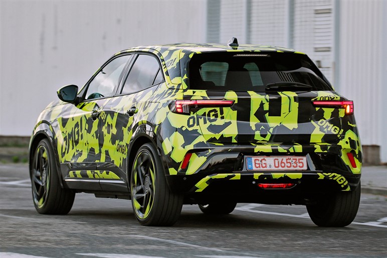 【日本再上陸はどうなった!?】オペル「モッカ」のホットバージョン“GSE”を初撮影。2025年後半デビューへ