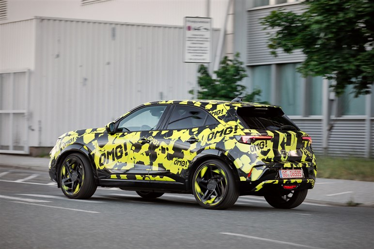 【日本再上陸はどうなった!?】オペル「モッカ」のホットバージョン“GSE”を初撮影。2025年後半デビューへ