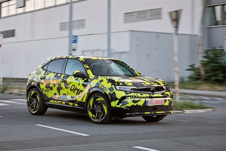 【日本再上陸はどうなった!?】オペル「モッカ」のホットバージョン“GSE”を初撮影。2025年後半デビューへ