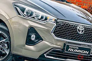 “6年ぶり復活”のトヨタ「ルミオン」に「新型モデル」登場！ “シエンタより大きい”「全長4.4m級コンパクトミニバン」に「ぐっと良くなった」「存在感ある」声も！ 新たな南ア「3列7人乗りマシン」が話題に