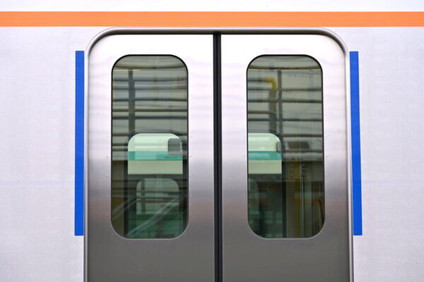 ドア横に貼られた「青色ステッカー」何のため？ 東急大井町線「新型車両」来月デビュー 既存車両どうなる
