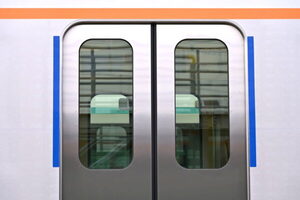 ドア横に貼られた「青色ステッカー」何のため？ 東急大井町線「新型車両」来月デビュー 既存車両どうなる