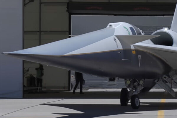 機体が「すごい長細い」NASAの“奇妙な実験機”タキシングテストを開始！ 実は日本にも関わりある機体!?