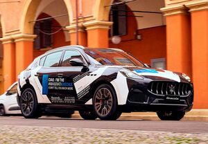 マセラティの新型SUV「グレカーレ」のプロトタイプが新しいカモフラージュで公道走行。正式発表は3月22日を予告