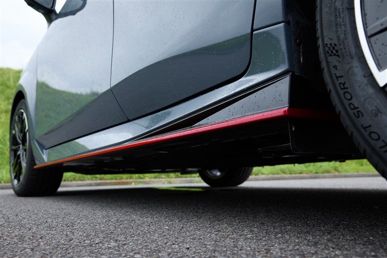 【パルサーGTI-R再来!?】新型オーラNISMO 4WDは、アテーサE-TSの伝統息づく痛快ホットハッチだった