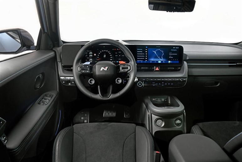 【今年7月発表】ブランド初のホットバージョン投入 最大710ps「GV60 マグマ」の市販型プロトタイプ捕捉